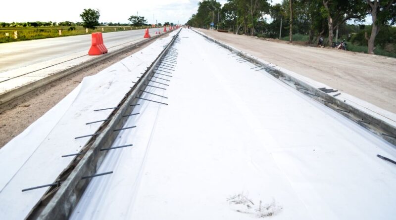 Geowłókniny w ogrodzie – stabilizacja skarp, ochrona przed erozją i wsparcie dla roślin